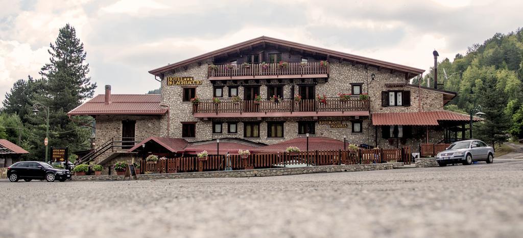 Hotel Palaghiaccio Cotronei Bagian luar foto